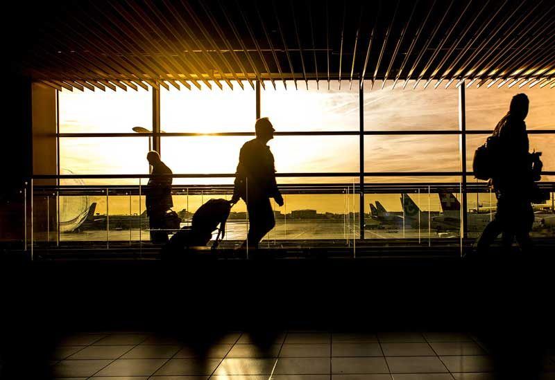 Viajes de negocios en un aeropuerto