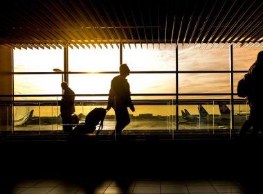 Viajeros en un aeropuerto | Foto: Pixabay