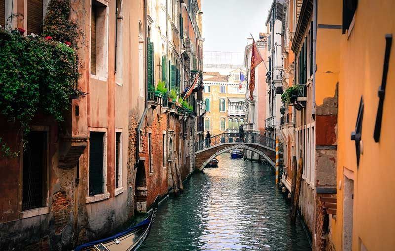 Uno de los canales estrechos de Venecia | Foto: Pixabay