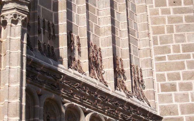 Detalle de las cadenas en la fachada de la Iglesia de San Juan de los Reyes de Toledo | Foto: David Fernández