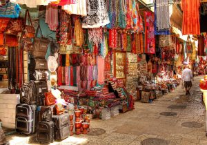 Tienda de ropa en un shuk- foto ONT Israel 